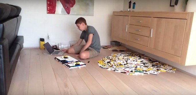Ребенок строит из Lego